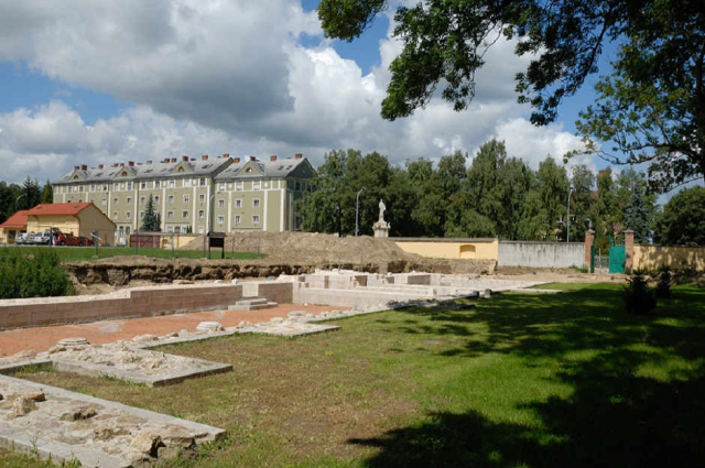 MEDIEVAL RUIN GARDEN