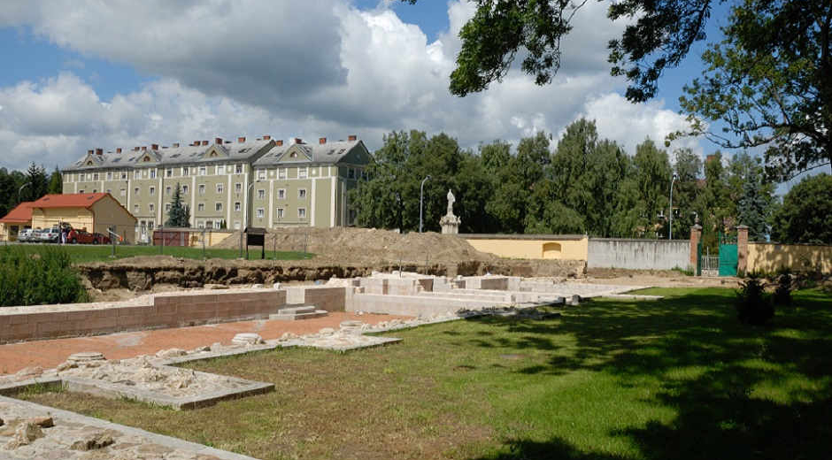 MEDIEVAL RUIN GARDEN