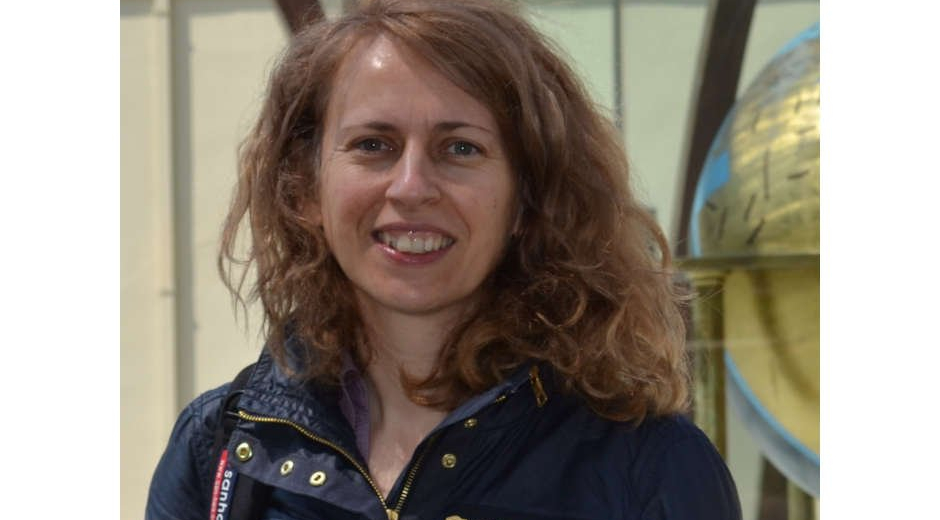 MELINDA AL-RAWINÉ KŐVÁRI MELINDA AL-RAWINÉ KŐVÁRI